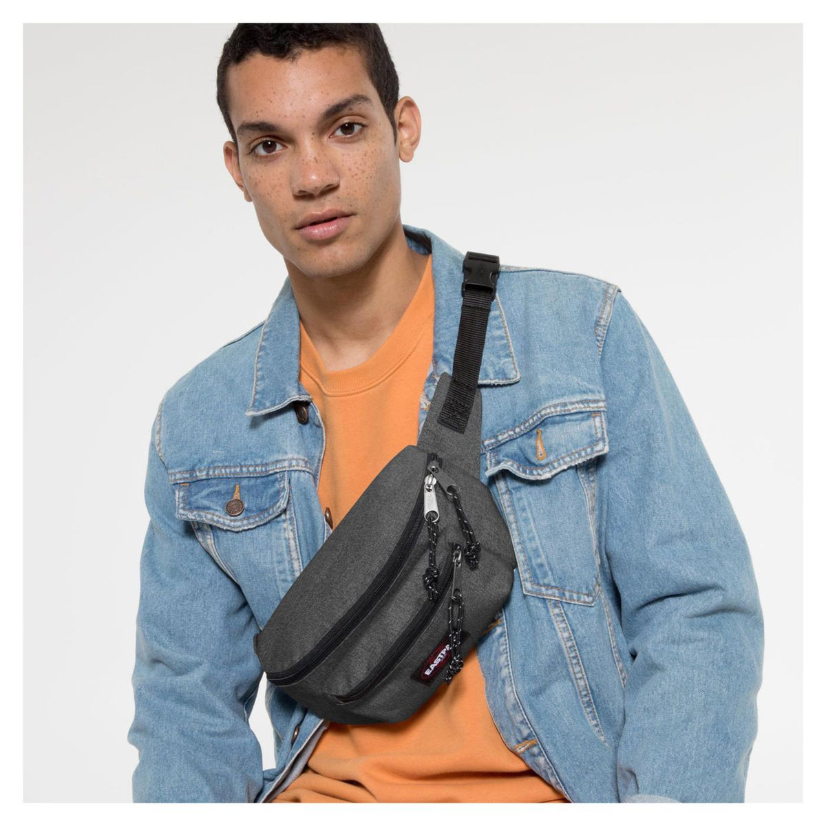 EASTPAK DOGGY BAG BLACK DENIM