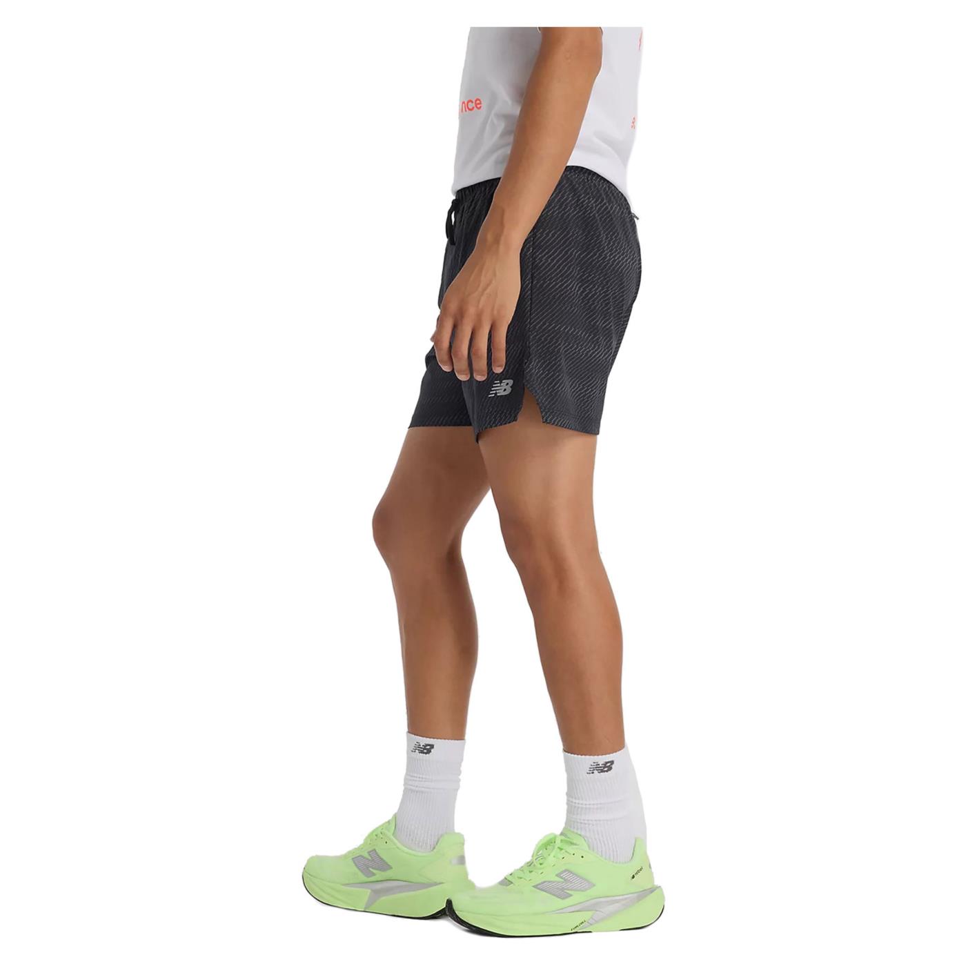 NEW BALANCE ESSENTIALS PRINTED SHORT - Nero - vista 2